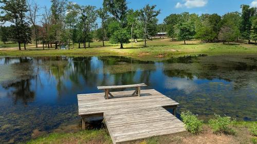 Pixie's Porch Tiny Home in Centerville (TX)