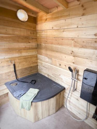 2 Woodbine Cottage in Shrawley