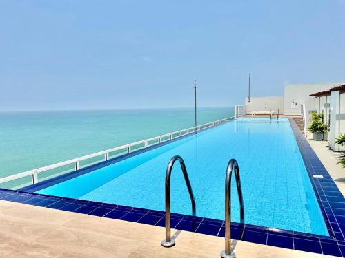 Swimming pool, Beachfront Two Bedroom Apartment near Colombo area in Pamunugama