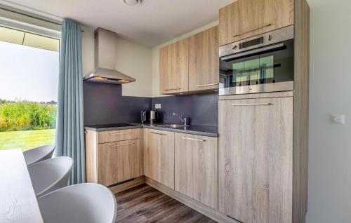 מטבח, 3 Bedroom Amazing Home In Kamperland in קמפרלנד
