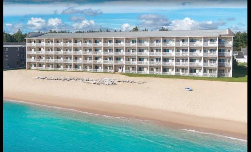 Mackinaw Beach and Bay Inn & Suites - Point Nipigon