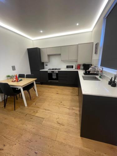 Brand New 2BR Flat Sleeps 6 Canada Water SE16, Londra (foto 10)