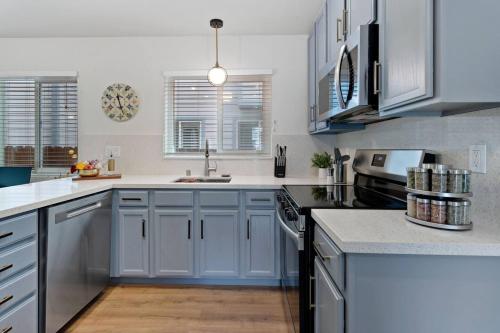 Mid-century Riverview Haven W Waterfall Hot Tub! in 瓦列霍