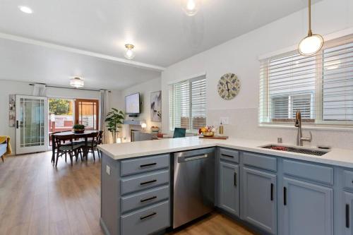 Mid-century Riverview Haven W Waterfall Hot Tub! in 瓦列霍