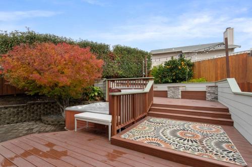 Mid-century Riverview Haven W Waterfall Hot Tub! in 瓦列霍