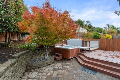 Mid-century Riverview Haven W Waterfall Hot Tub! in 瓦列霍