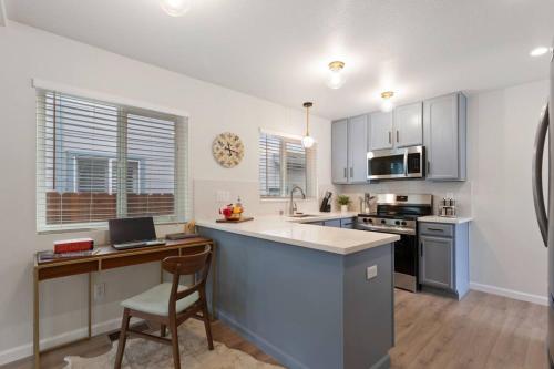 Mid-century Riverview Haven W Waterfall Hot Tub! in 瓦列霍