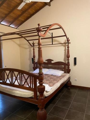 Lake Lodge 4 bed rooms spacious house with 3 Bath