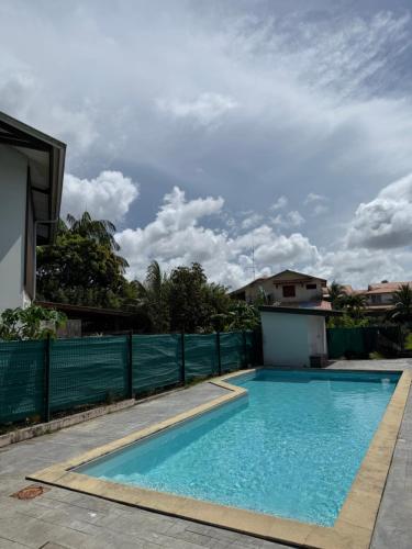 Kaz'Baduel piscine, terrasse et jacuzzi privatif, wifi et climatisation - Hôtel - Cayenne