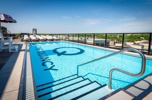 مسبح, Luxury Apt with Pool and Free Parking in New Brunswick