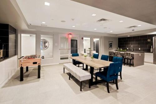 Luxury Apt with Pool and Free Parking in New Brunswick