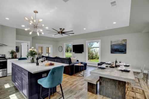 Chateau De Callis - Hot Tub & 1 Block to Main St