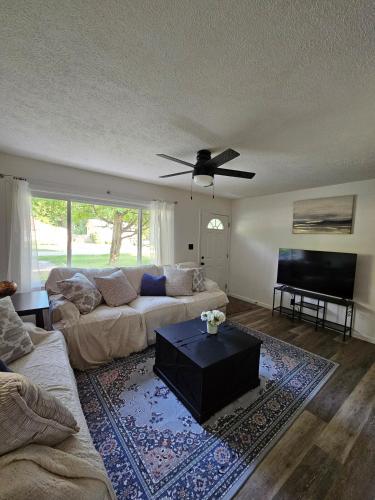 Cozy 3BR Cottage Near Headlands