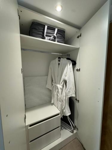 Velvet Leaf Retreat - 2 Bedrooms, 3 Beds, Ensuites, Park Views, Free Parking, Leeds (Foto 11)