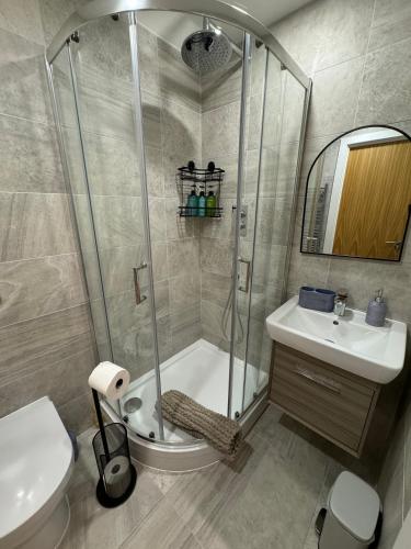 Velvet Leaf Retreat - 2 Bedrooms, 3 Beds, Ensuites, Park Views, Free Parking, Leeds (Foto 6)