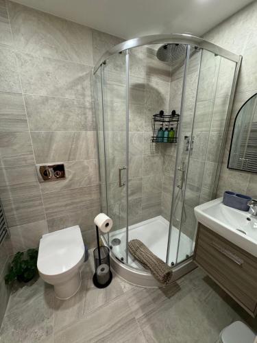 Velvet Leaf Retreat - 2 Bedrooms, 3 Beds, Ensuites, Park Views, Free Parking, Leeds (Foto 9)