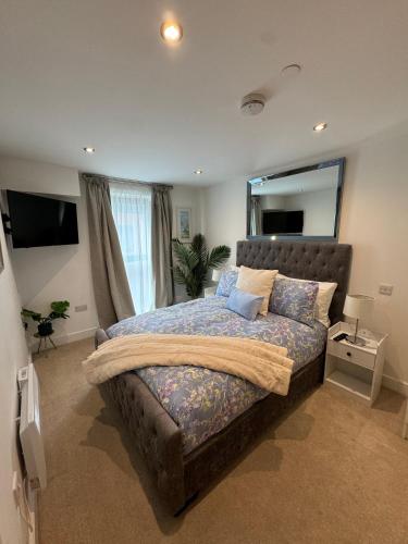 Velvet Leaf Retreat - 2 Bedrooms, 3 Beds, Ensuites, Park Views, Free Parking, Leeds (Foto 8)