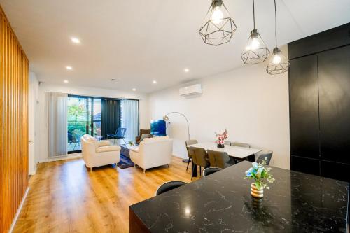 4 Bedrooms Modern Coastal Retreat Near Devonport, Auckland (zdjęcie 3)