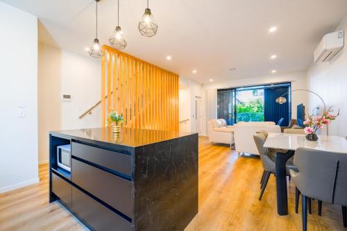 4 Bedrooms Modern Coastal Retreat Near Devonport, Auckland (zdjęcie 2)
