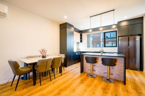 4 Bedrooms Modern Coastal Retreat Near Devonport, Auckland (zdjęcie 6)