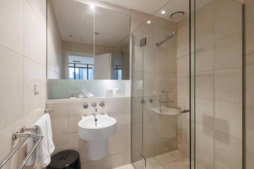 Incredible City Views in Convenient CBD Apartment - image 5