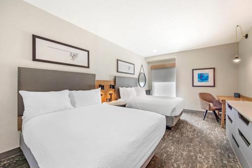 1 king bed, 1 twin bed
