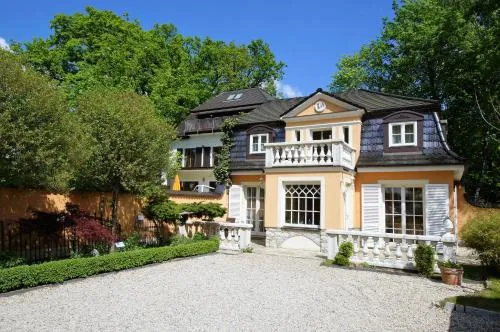 Yacht- , und Reisemobilhafen "Historisches Fährhaus" Wendenschloss in Berlin, Deutschland