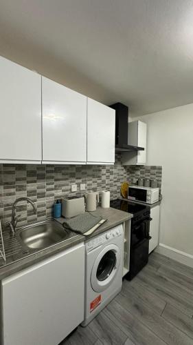 70A Walsall Stylish 1 Bedroom King Size And Sofa bed 3 sleeps WiFi & Garden M5-M6 6 min away in Palfrey