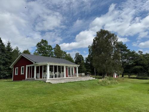 Peaceful cottage,field views, Near Lake with Boat in Bolmso