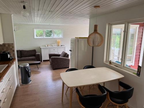 Peaceful cottage,field views, Near Lake with Boat in Bolmso