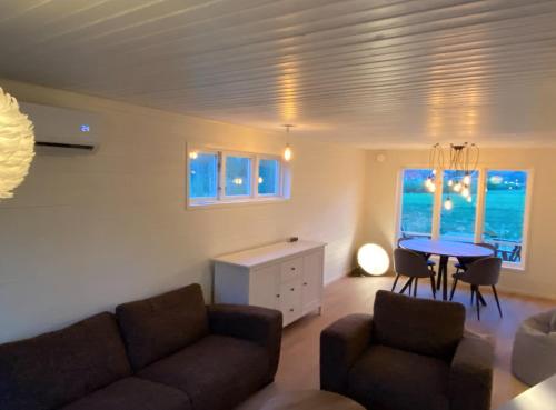 Peaceful cottage,field views, Near Lake with Boat in Bolmso