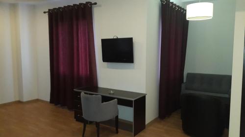 Hotel Alpet - main image