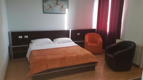 Hotel Alpet - image 8