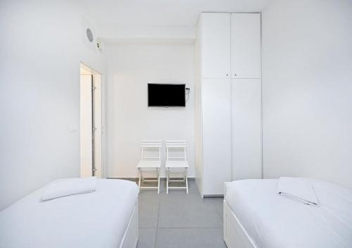 Cozy 2BR with Balcony and Mamad on Dizzengoff by HolyGuest - image 4