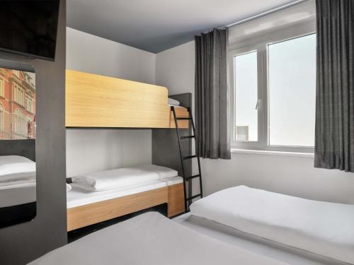 1 queen bed, 1 bunk bed