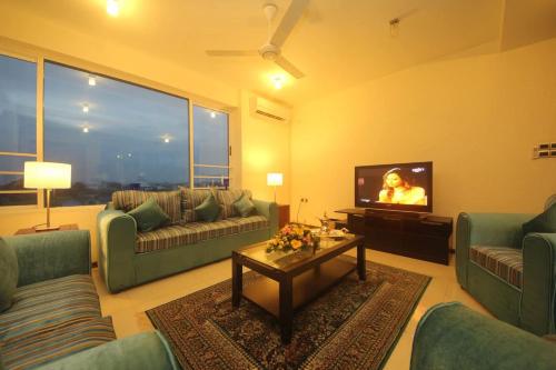 Deluxe 4BR Penthouse By Unique Towers - image 3