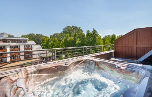 熱水浴缸, 薇拉溫泉酒店 (Lotus Therme Hotel & Spa) in 黑維茲市中心