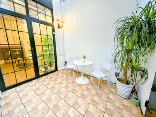 Tonight Homestay West Nanjing Road Shanghai Maoming Building - image 5