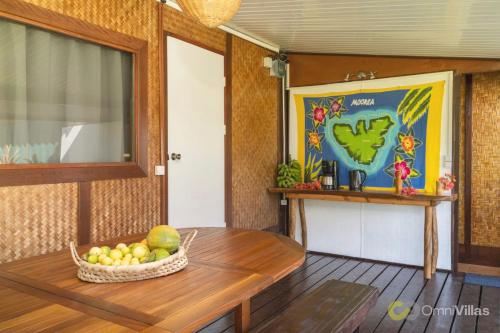 Room 1 - Secluded shared Rustic Bungalow by Tipaniers Beach in ฮอรู