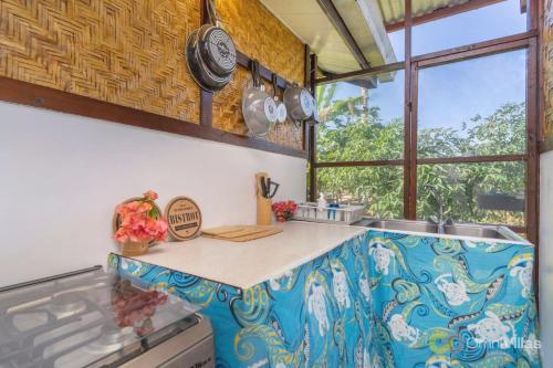 Room 1 - Secluded shared Rustic Bungalow by Tipaniers Beach in ฮอรู