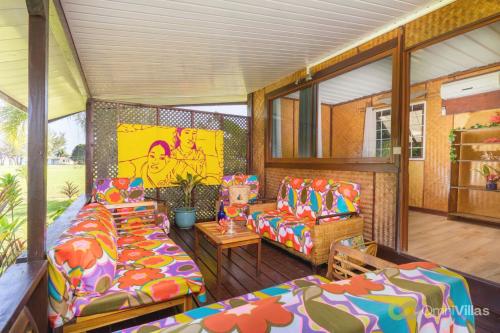 Room 2 - Secluded shared Rustic Bungalow by Tipaniers Beach in ฮอรู