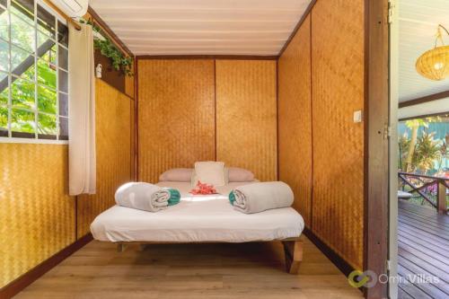 Room 2 - Secluded shared Rustic Bungalow by Tipaniers Beach in ฮอรู