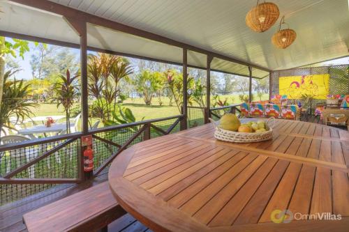 Room 2 - Secluded shared Rustic Bungalow by Tipaniers Beach in ฮอรู