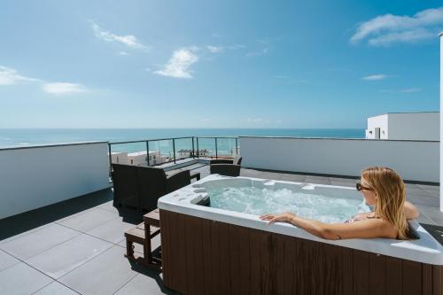 Karstais baseins, Bela Vista with sea view, jacuzzi and private pool in Praia Da Areia Branca