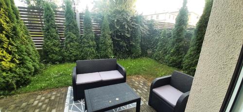 Przystań parking ogródek blisko jeziora i mariny dla jachtów