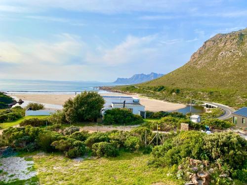 A környék, Sea and Sky Rooiels in Rooiels