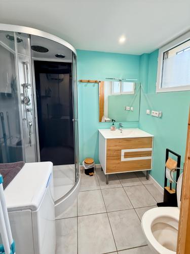 Bathroom, Logement de 40m2 de plein pieds dans une maison avec parking et terrasse in Jussac
