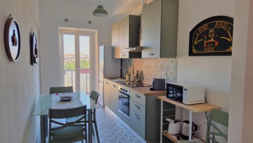 Cocina, Quinto Piano Panoramic Apartment in the center in Forli City Center