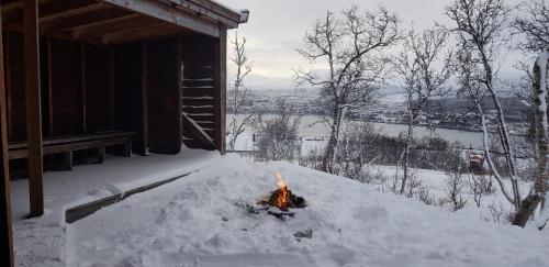 Warm and cozy apartment in Tromsø, free parking and near both airport, nature and busses in Kvaloysletta