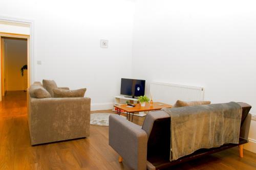 Modern 2 Bed Flat Crouch Hill N19, London